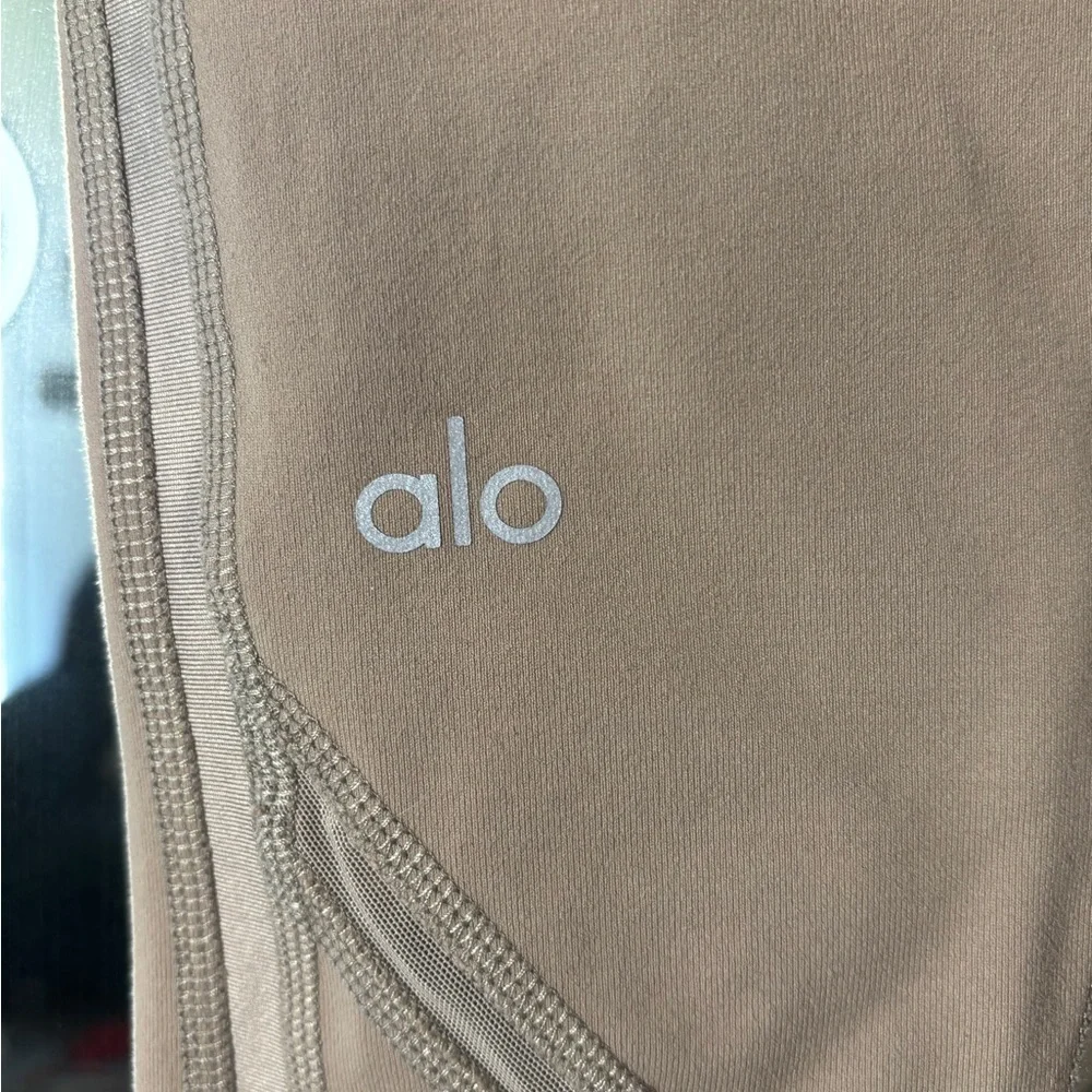 Alo Yoga Women’s Sz XS Continuity Capri Leggings in Gravel Mesh Cutout Workout